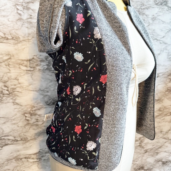 Skies Are Blue Gray Blazer with Black Edge Detailing - Picture 4 of 9